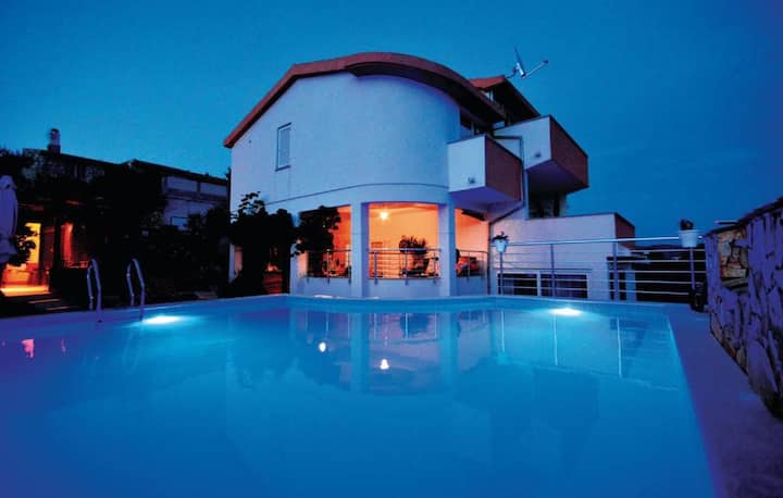 Moderna villa s bazenom i saunom – Vinišće